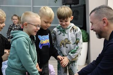 Wieluń: Biblioteka Miejska zaprosiła dzieci na spotkanie z fotografem Piotrem Pabisiakiem